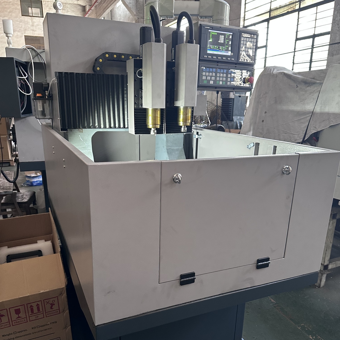 vmc4060 cnc engraving machine 2 spinlde-4.jpg vmc4060 cnc engraving machine 2 spinlde-4.jpg